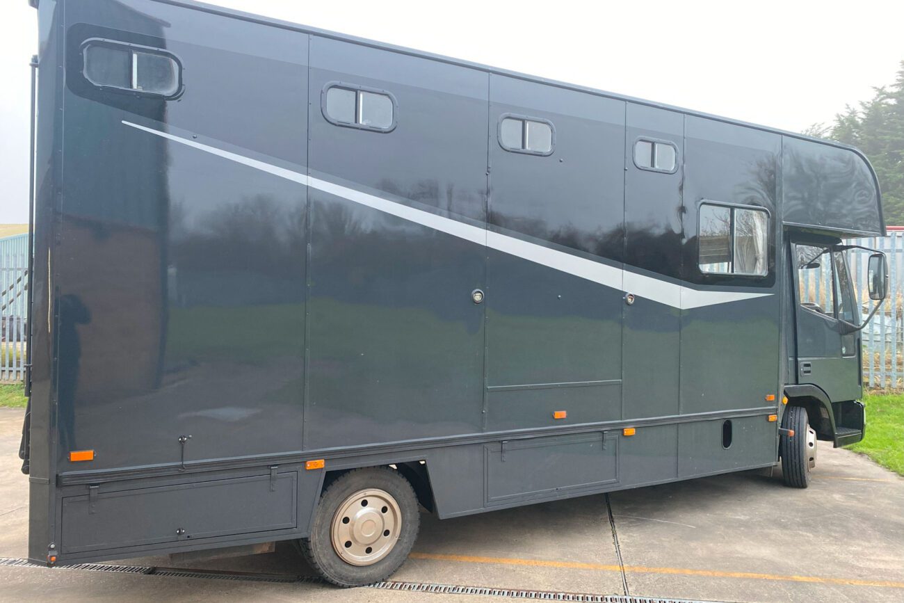 large-horsebox-signwriting-near-me